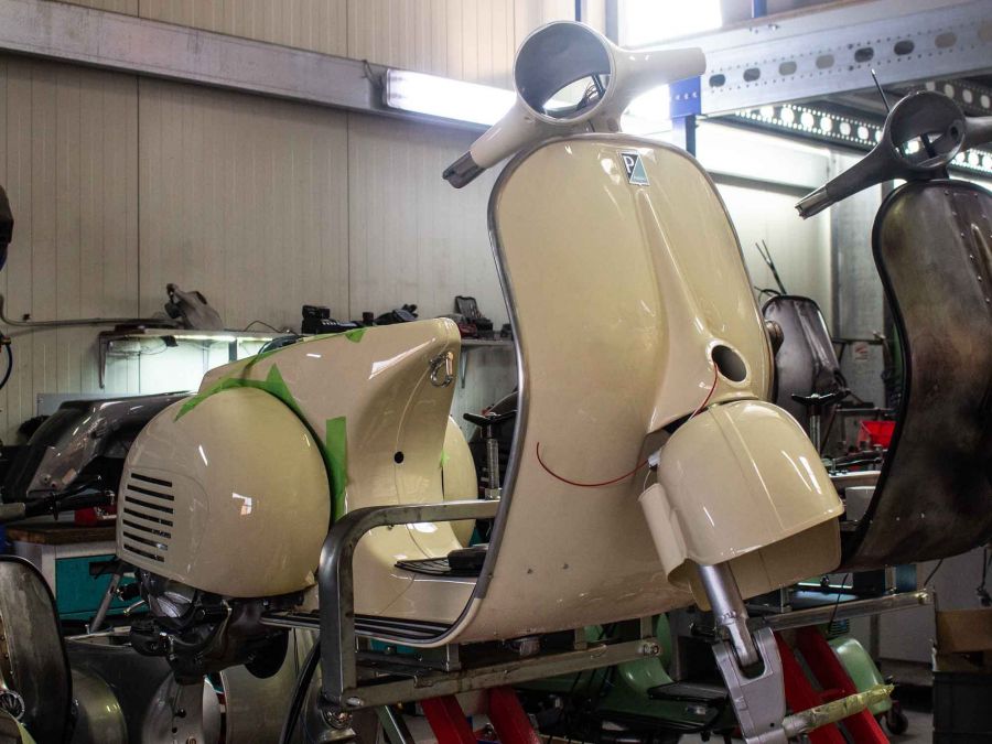 Custom Vespa VNB 125 Avorio 909