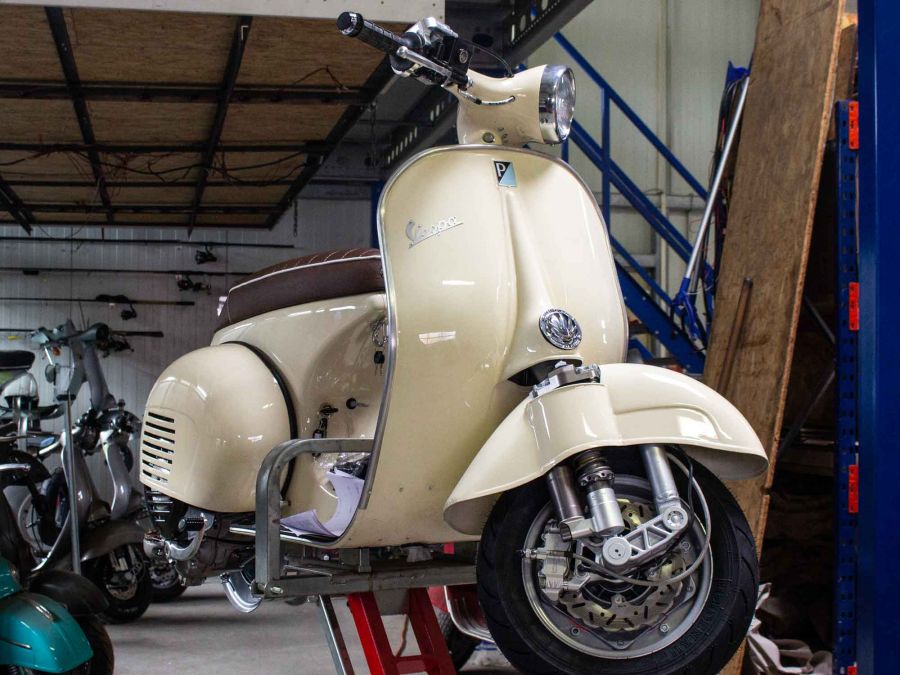 Custom Vespa VNB 125 Avorio 909