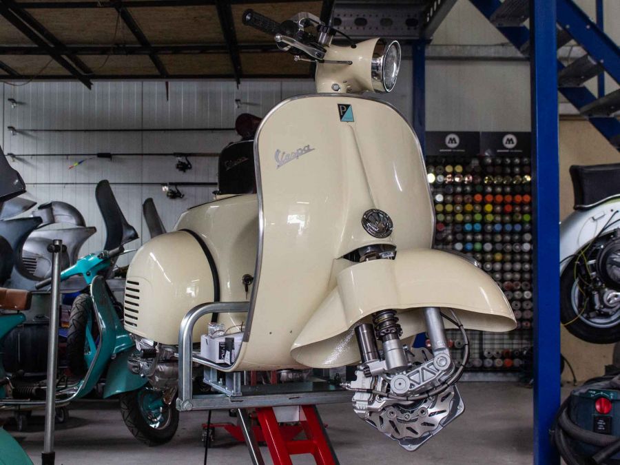 Custom Vespa VNB 244 Avorio 909