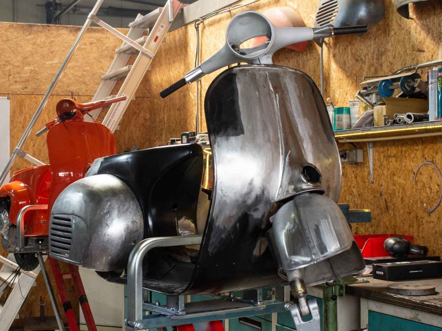 Custom Vespa VNB 244 Avorio 909