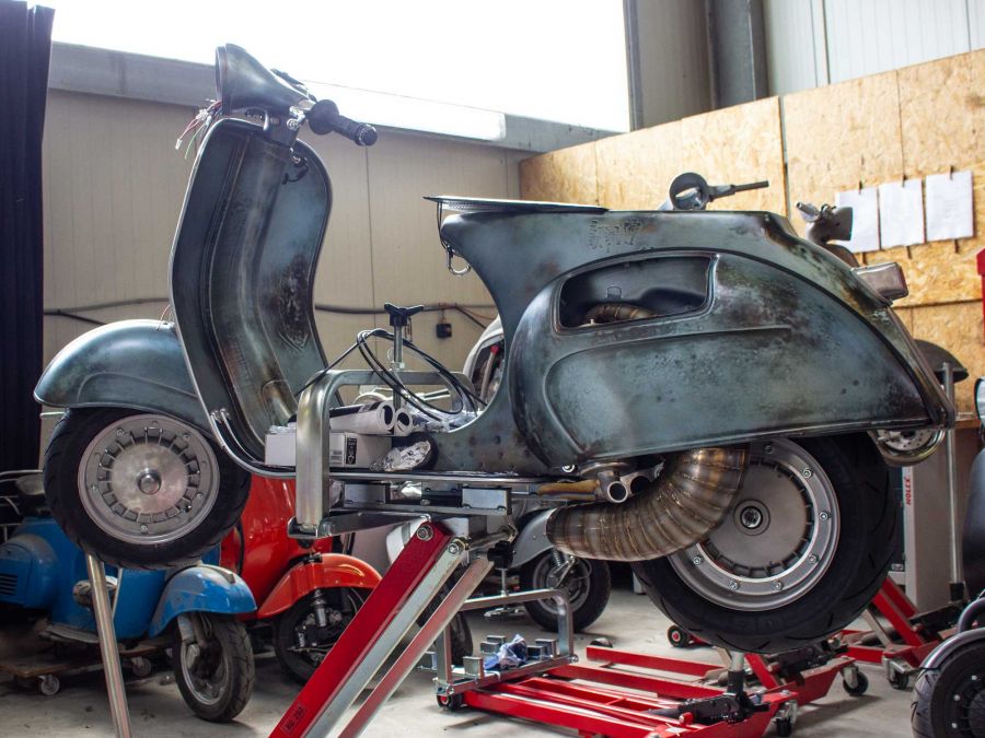 Custom Vespa VNB 260 Azzurro Metallizzato