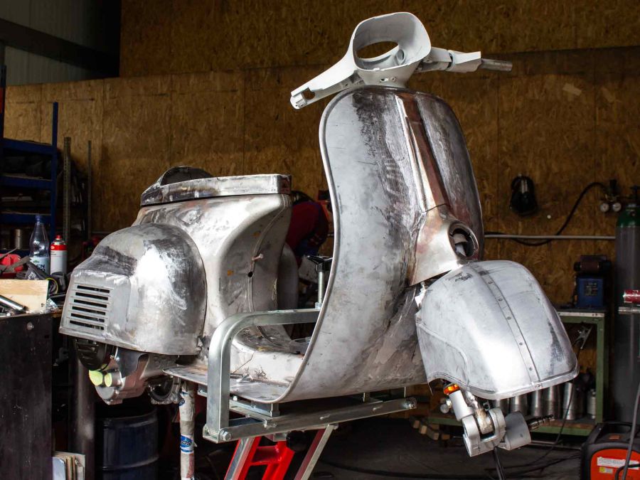 Custom Vespa Sprint 306 Tuning Projekt mit längerem Radstand