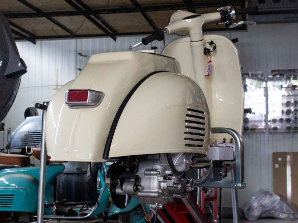 Vorschau: Custom Vespa VNB 244 Avorio 909 Vorschau: Custom Vespa VNB 244 Avorio 909