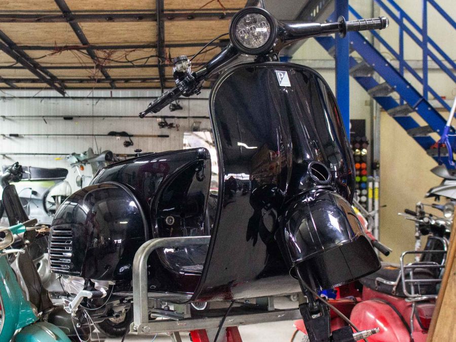 Custom Vespa VNB 244 Nero Daytona Metallic