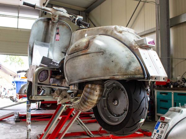 Vorschau: Custom Vespa VNB 260 Grigio Rawstyle Vorschau: Custom Vespa VNB 260 Grigio Rawstyle