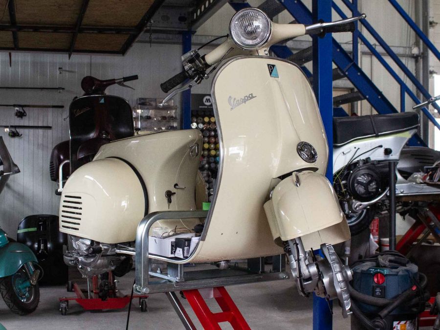 Custom Vespa VNB 244 Avorio 909