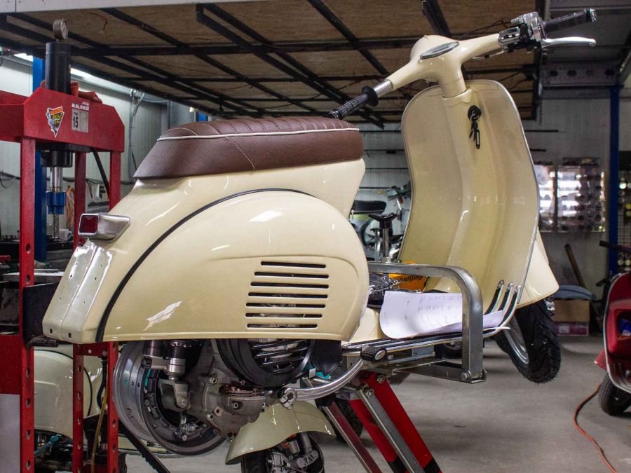 Custom Vespa VNB 125 Avorio 909