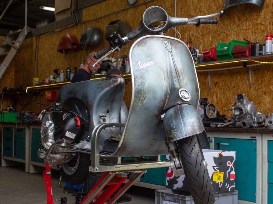 Custom Vespa VNB 244 Rawstyle