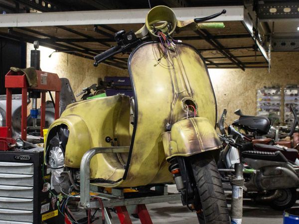 Vorschau: Vespa V50 Rawstyle Vorschau: Vespa V50 Rawstyle