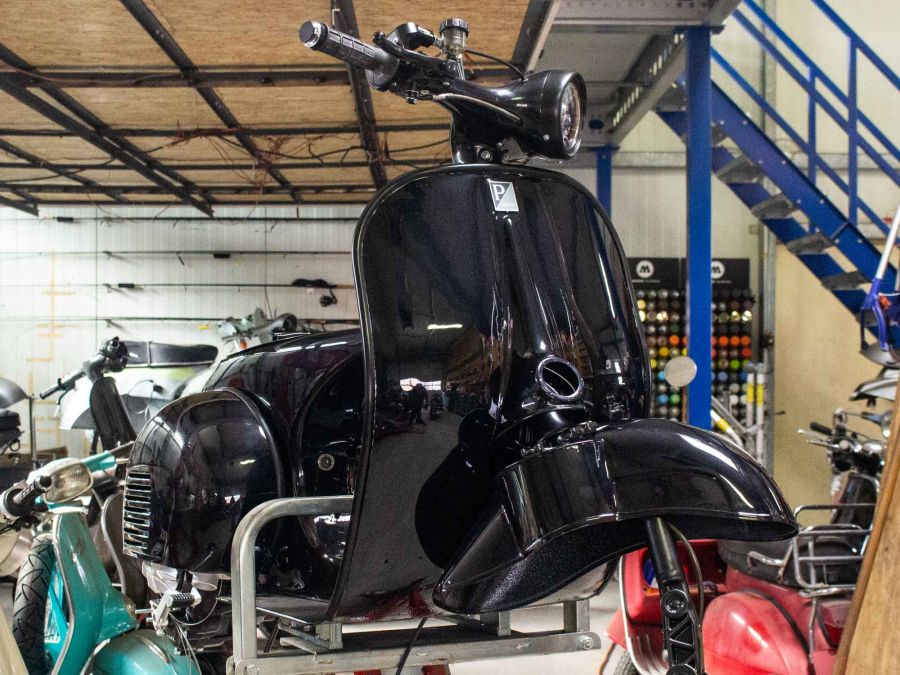 Custom Vespa VNB 244 Nero Daytona Metallic